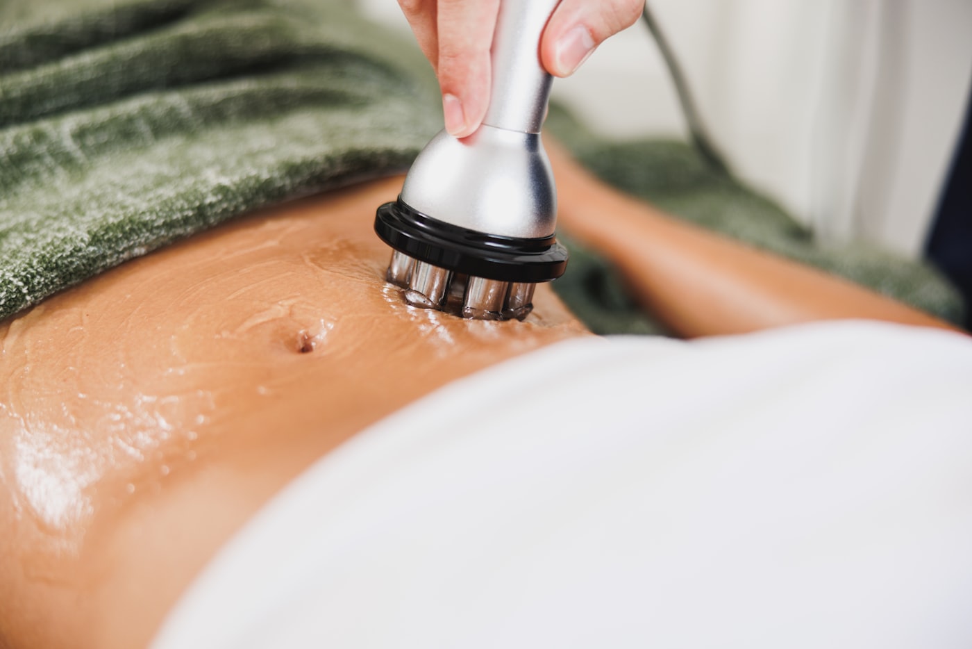 Tratamento de estética corporal com aparelho na Clínica Aura