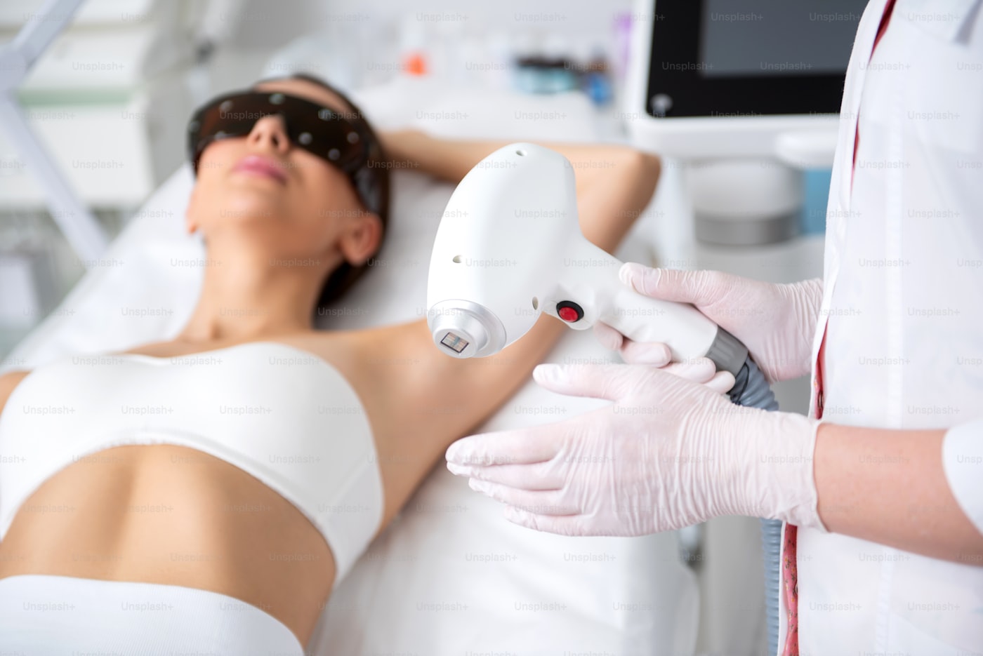 Sessão de depilação a laser na Clínica Aura